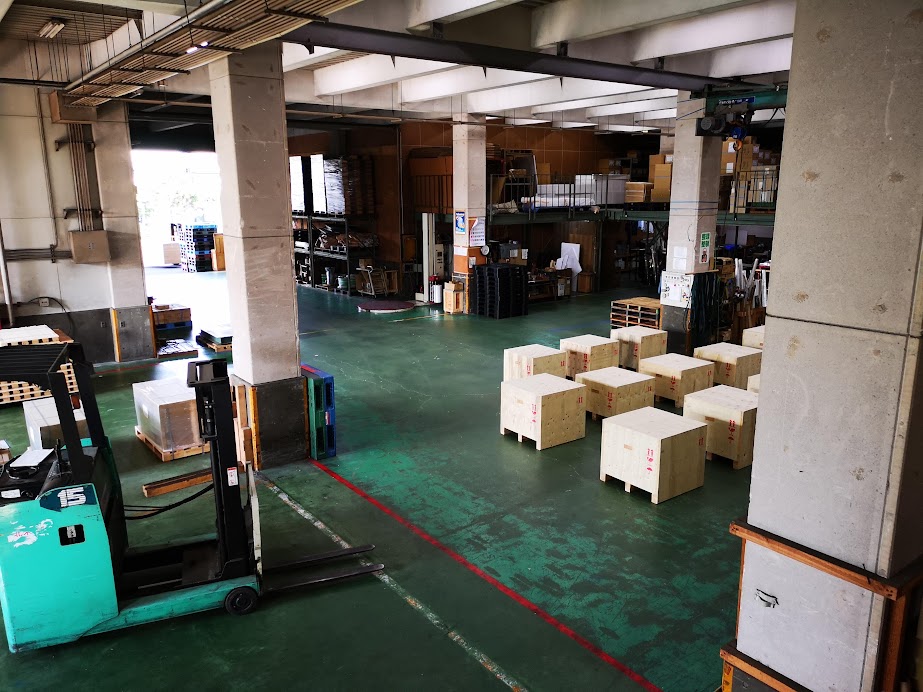 東新物流の梱包作業風景